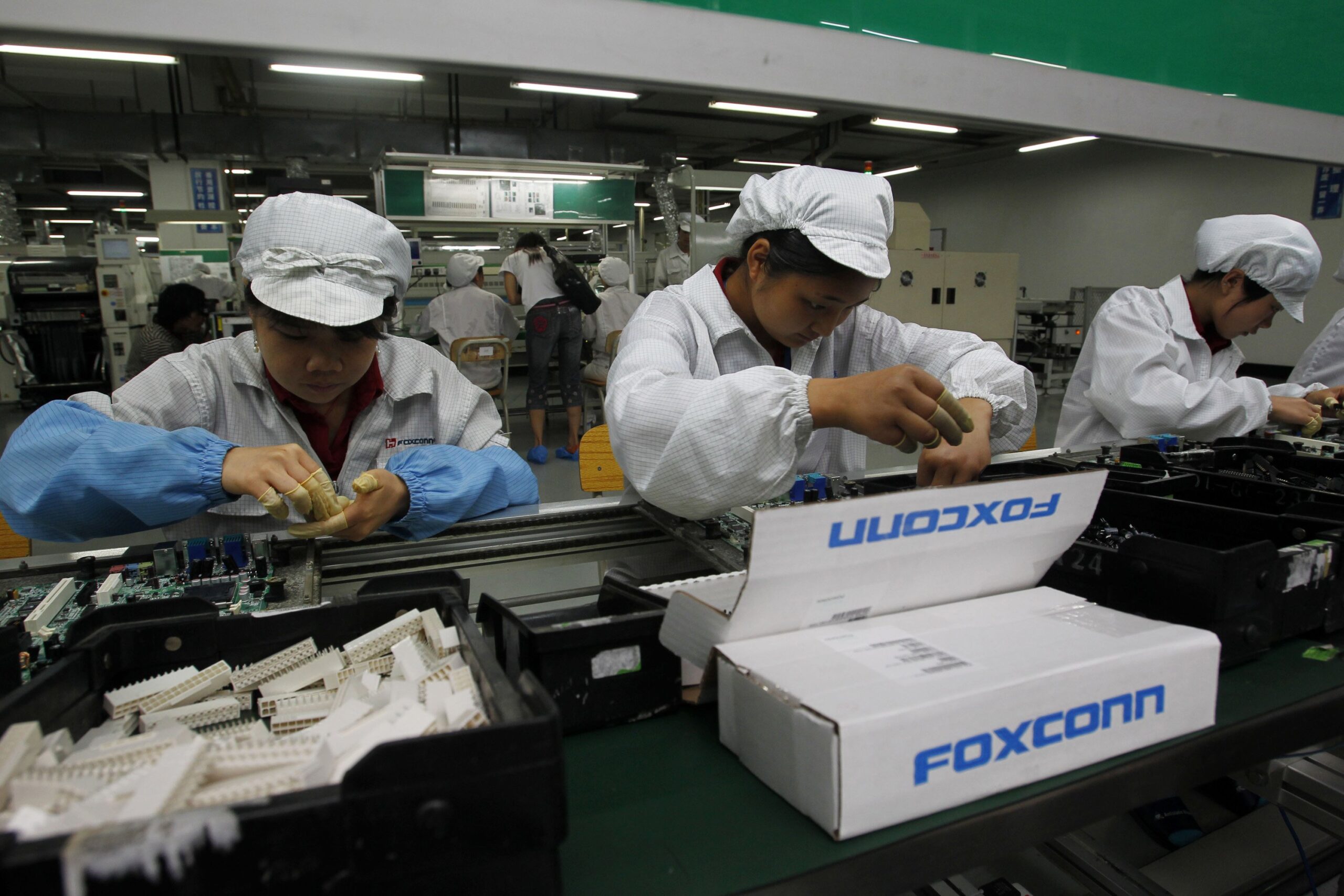 Staff Members Work On The Production Line At The Foxconn Complex In The Southern Chinese City Of Shenzhen, Southern City In China, Wednesday, May 26, 2010. The Head Of The Giant Electronics Company Whose Main Facility In China Has Been Battered By A String Of Worker Suicides Opened The Plant'S Gates To Scores Of Reporters Wednesday, Hours After Saying That Intense Media Attention Could Make The Situation Worse. (Ap Photo/Kin Cheung) Ap Photo/Kin Cheung