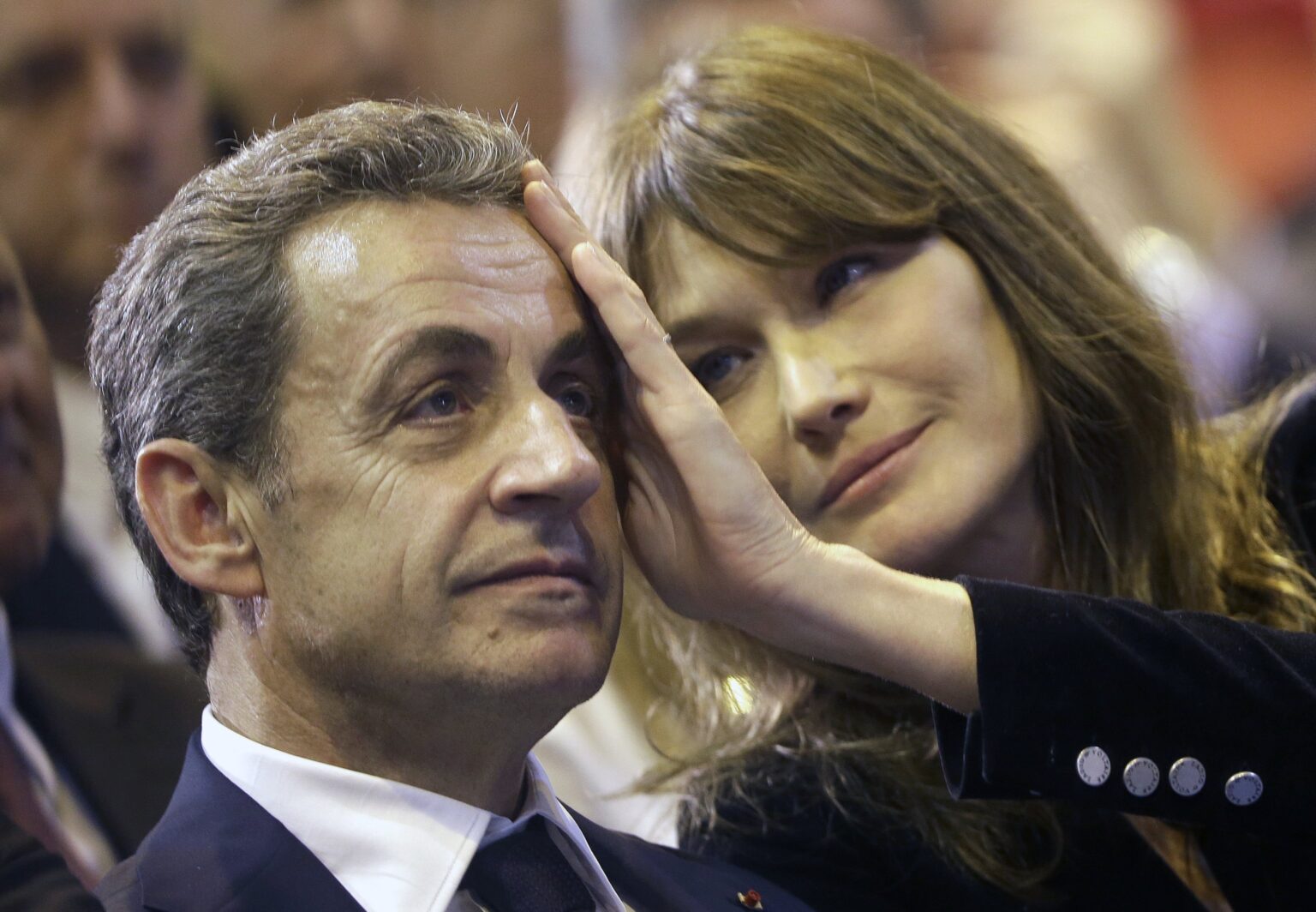 Nicolas Sarkozy: "J’ai écrit au Bic sur une petite table en contreplaqué, tous les jours. J'ai fait profil bas." Les premiers extraits de son livre sur la prison, qui sort le 10 décembre. (AP)