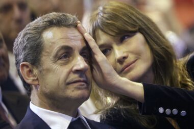 Nicolas Sarkozy: "J’ai écrit au Bic sur une petite table en contreplaqué, tous les jours. J'ai fait profil bas." Les premiers extraits de son livre sur la prison, qui sort le 10 décembre