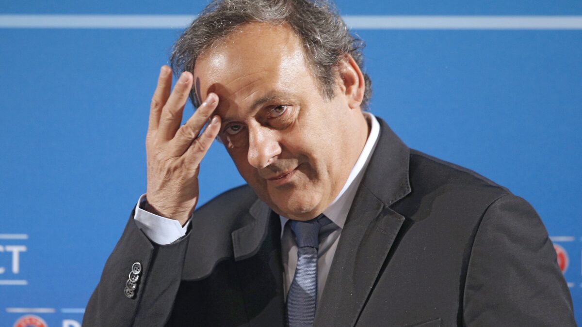 Michel Platini poursuit trois anciens dirigeants de la FIFA pour diffamation. (AP)