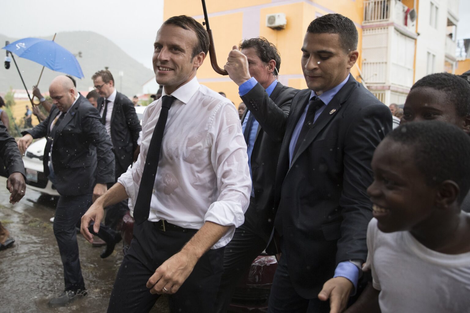 Emmanuel Macron obligé de marcher sous la pluie: le préfet du Pas-de-Calais, beau-frère du général de Villiers, limogé. (AP)