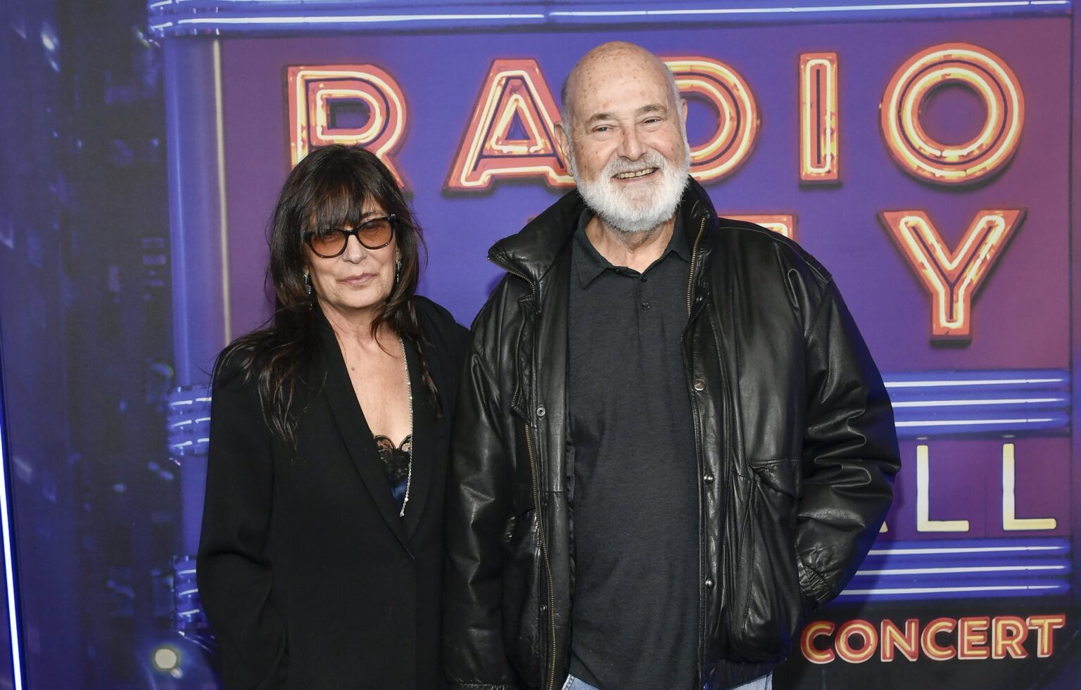 Los Angeles : le réalisateurs Rob Reiner et son épouse retrouvés morts poignardés à leur domicile. Le fils du couple au cœur de l'enquête. (AP)