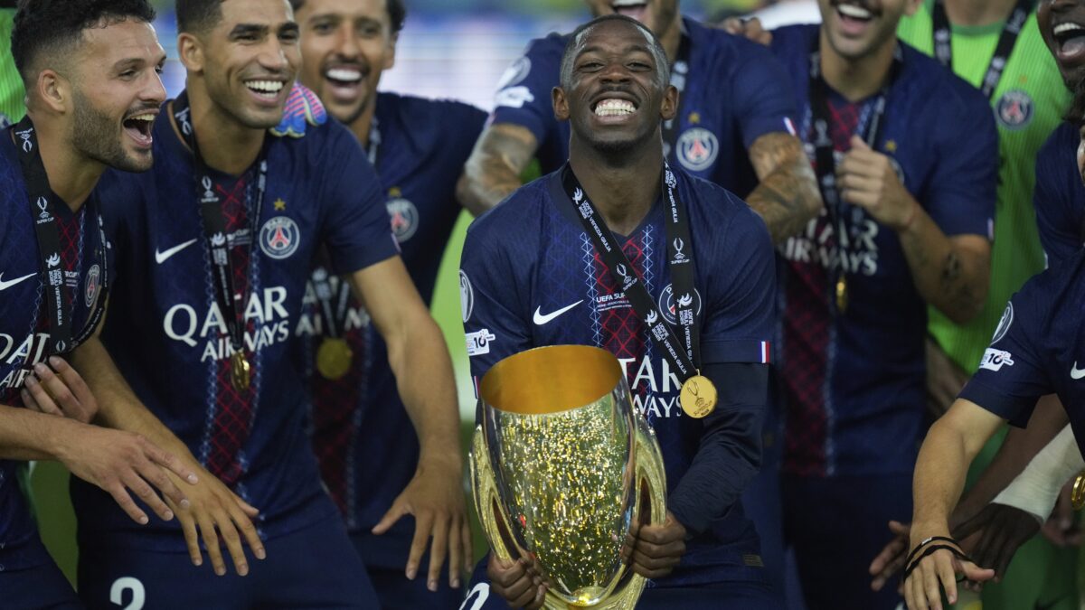 FOOT - Fort de ses deux coupes d'Europe gagnées cette année et de son Ballon d'or, le PSG troisième plus grand vendeur de maillots au monde. (AP)