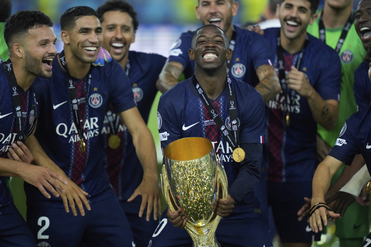 FOOT - Fort de ses deux coupes d'Europe gagnées cette année et de son Ballon d'or, le PSG troisième plus grand vendeur de maillots au monde. (AP)