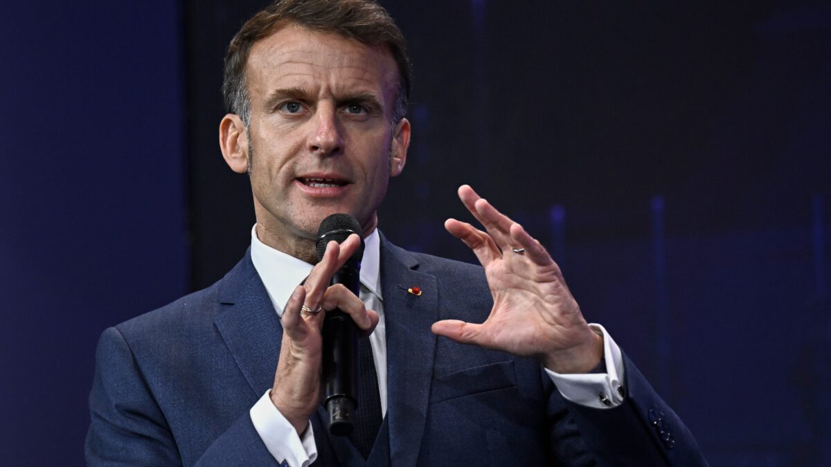 Face à la polémique, Emmanuel Macron récuse tout projet de «label d’État» ou «ministère de la Vérité» pour les médias. (AP)