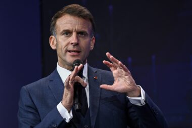 Face à la polémique, Emmanuel Macron récuse tout projet de «label d’État» ou «ministère de la Vérité» pour les médias. (AP)