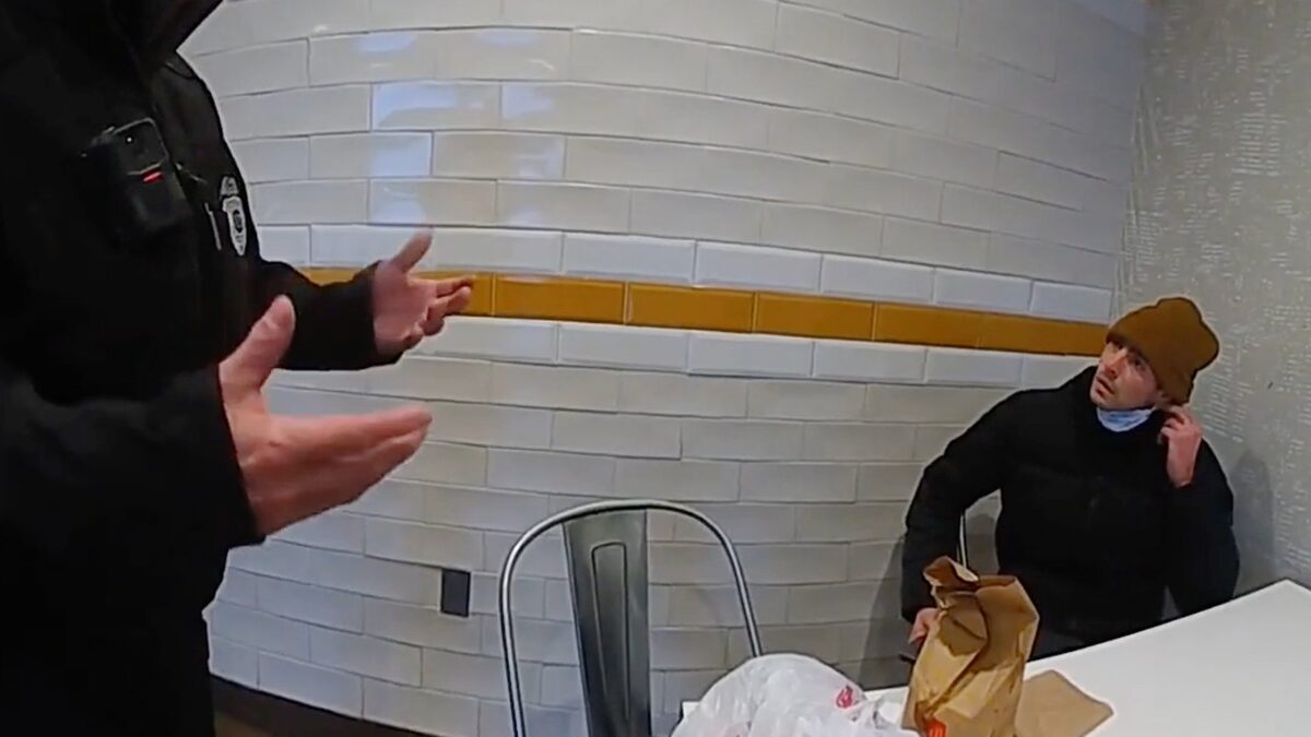 La vidéo de l'arrestation de Luigi Mangione dévoilée. Il est jugé pour le meurtre de Brian Thompson, PDG d’UnitedHealthcare. (AP)