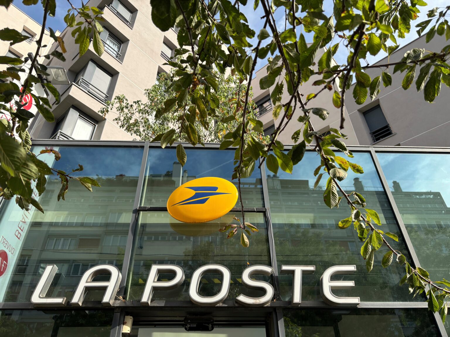 Cyberattaque contre La Poste, la piste prorusse confirmée à quelques jours de Noël (AP)