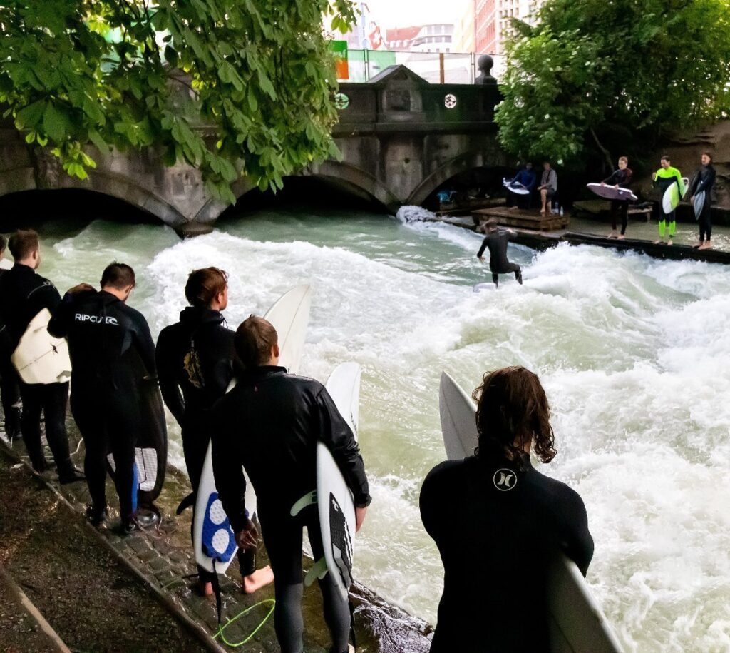 Allemagne - polémique autour du surf dans un parc de Munich après le retrait d’un dispositif créant une vague