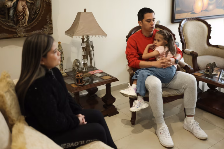 Alors que Trump n’atteint pas ses objectifs d’expulsion, l’ICE pousse les migrants à abandonner leurs dossiers (AP)