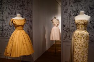 Azzedine Alaïa à l’honneur - sa collection Dior révélée dans deux expositions parisiennes