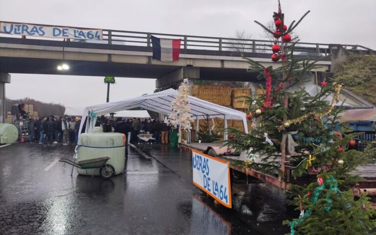 Dermatose bovine : des éleveurs maintiennent les barrages autoroutiers jusqu’au soir de Noël