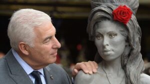 Bataille judiciaire autour d’Amy Winehouse - son père attaque deux anciennes amies pour la vente de souvenirs