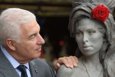 Bataille judiciaire autour d’Amy Winehouse - son père attaque deux anciennes amies pour la vente de souvenirs