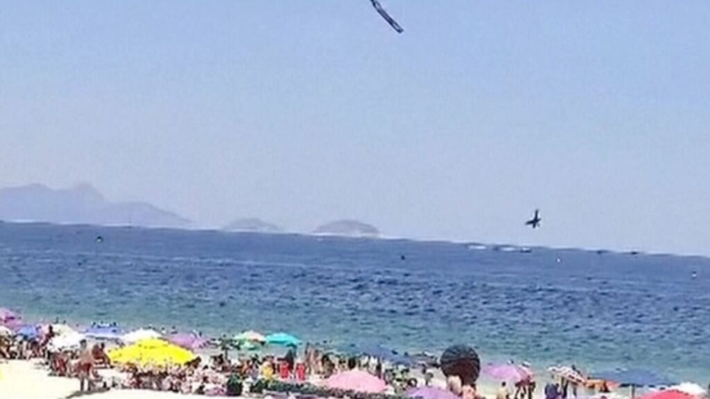 Brésil : un pilote meurt dans le crash d’un avion ultraléger au large de Copacabana