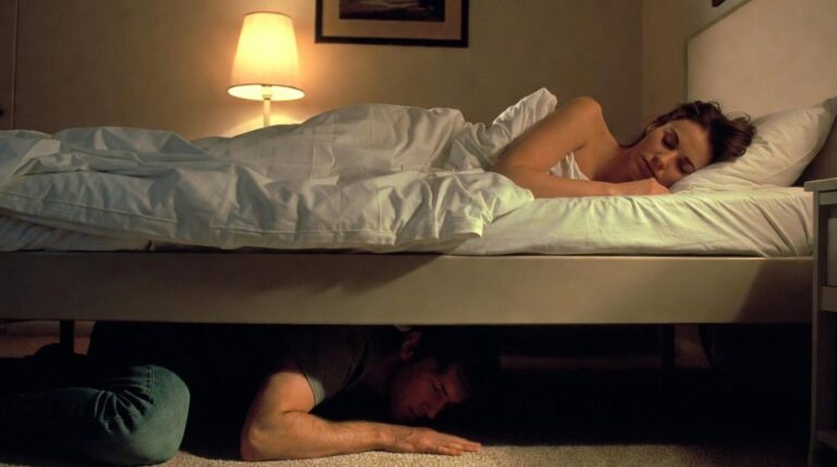 Insolite - Une femme découvre son ex caché sous son lit en entendant  ses ronflements. L’homme avait interdiction de l’approcher