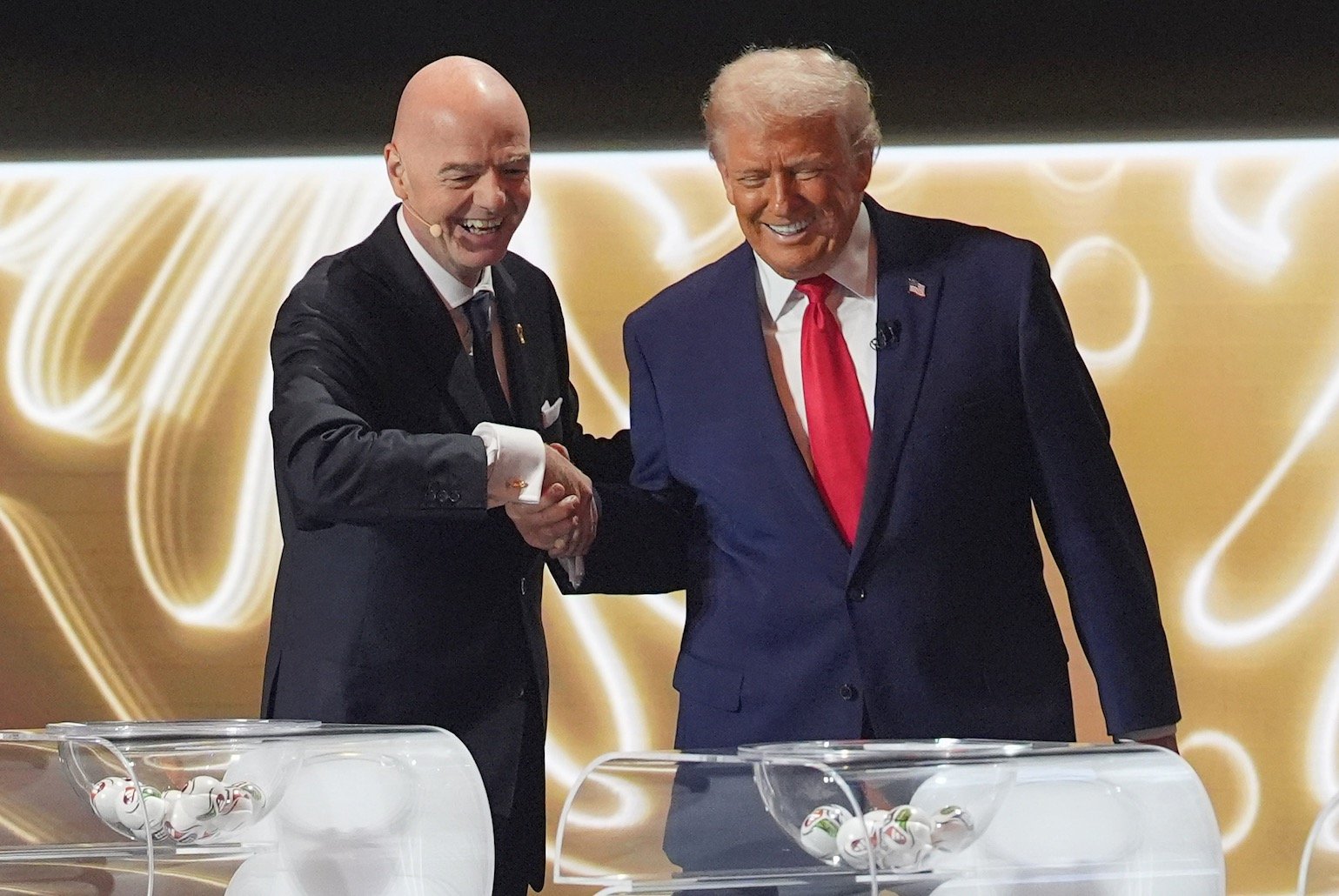 Tirage au sort de la Coupe du monde 2026 - Donald Trump reçoit le Prix FIFA pour la paix: «C’est le plus grand honneur de ma vie.»