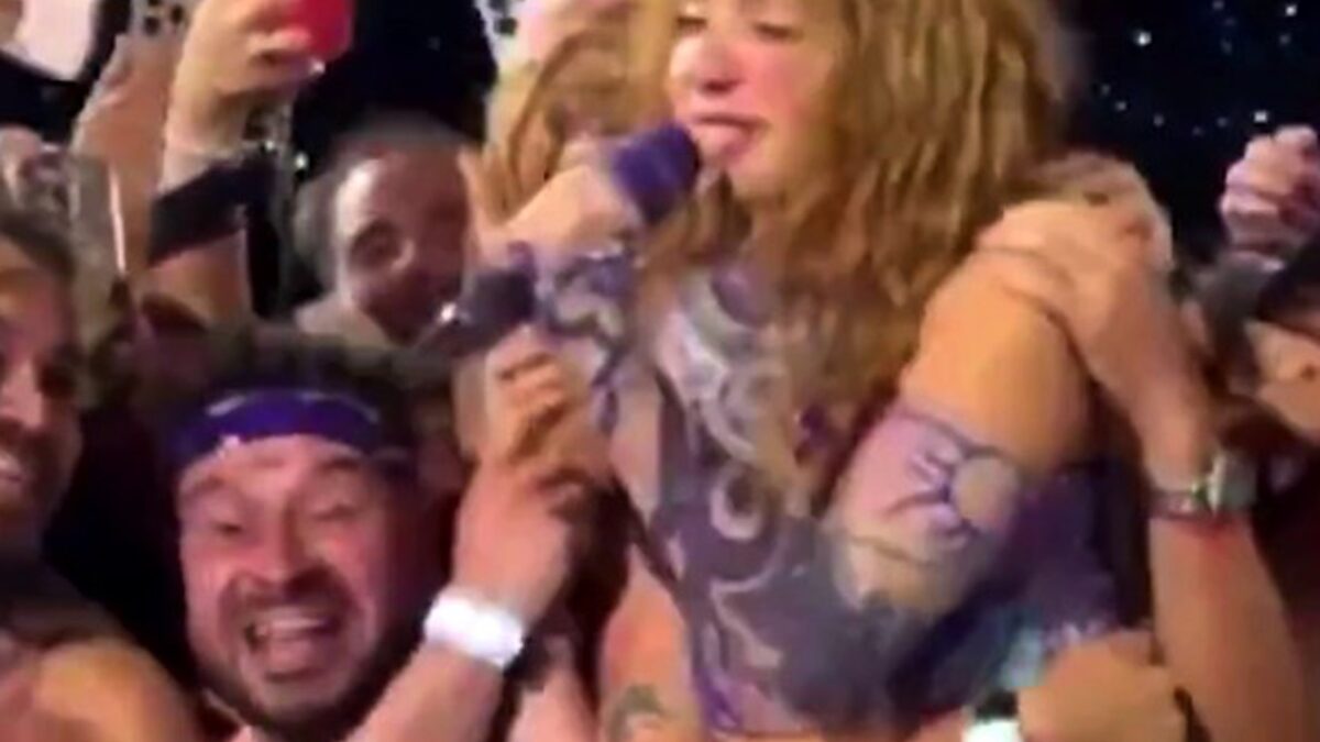 VIDÉO - Après Ariana Grande, Shakira attrapée de force par la taille lors d'un concert. (DR)