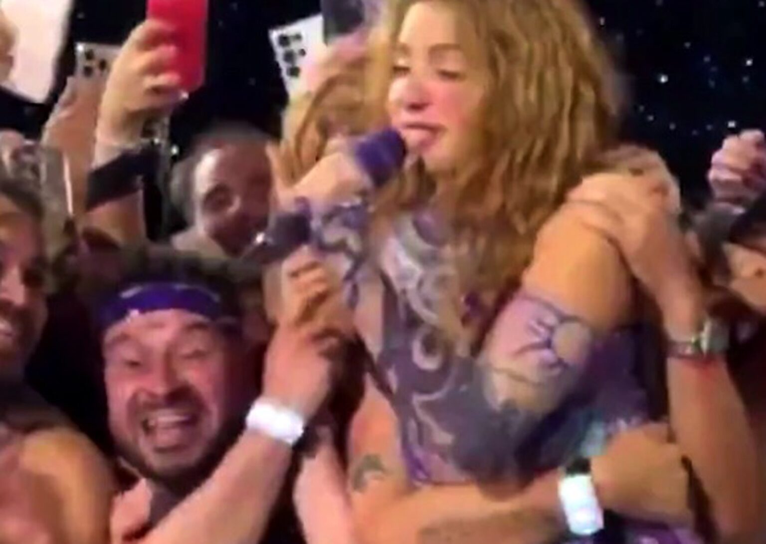 VIDÉO - Après Ariana Grande, Shakira attrapée de force par la taille lors d'un concert. (DR)