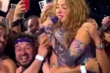 VIDÉO - Après Ariana Grande, Shakira attrapée de force par la taille lors d'un concert