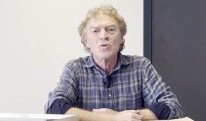 Les larmes aux yeux, Christophe Hondelatte quitte définitivement Europe 1 après 10 ans de collaboration. (X)