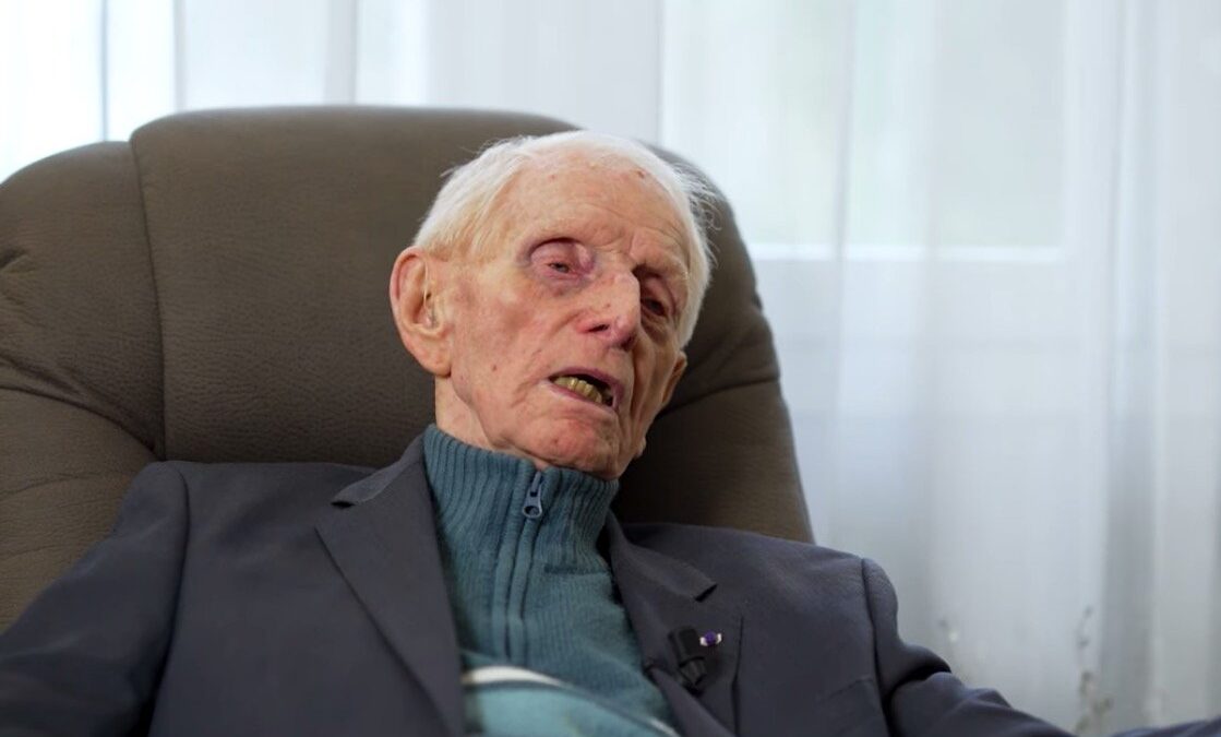 Henri Mosson, dernier survivant du camp nazi de Natzweiler‑Struthof, est décédé à 101 ans. Regardez l'un de ses derniers témoignages. ( SGA du ministère des Armées)