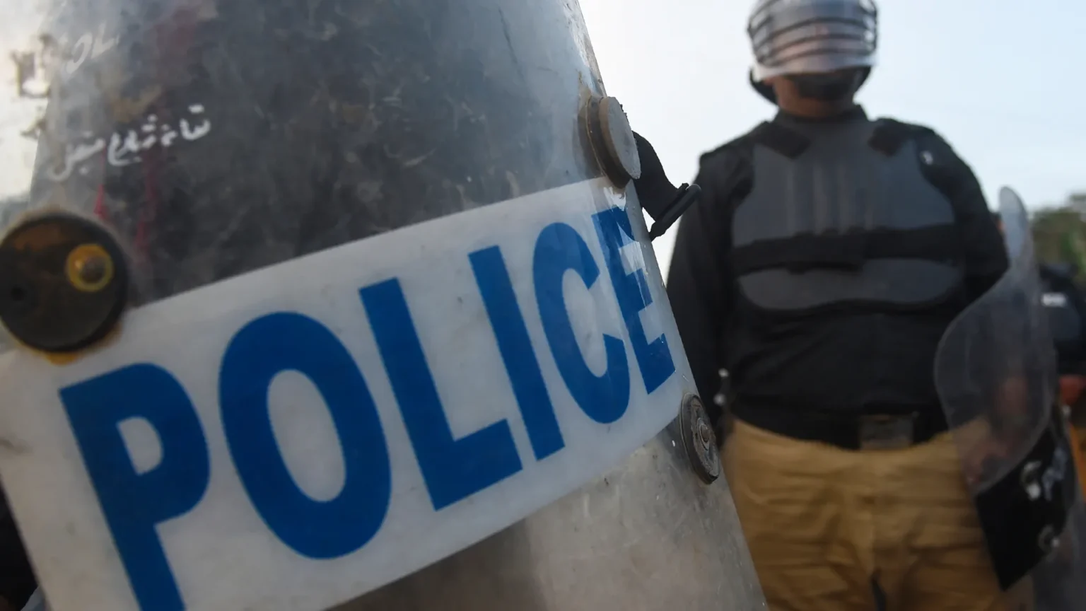 Cinq policiers pakistanais tués dans une attaque armée et à la bombe dans le nord-ouest du pays