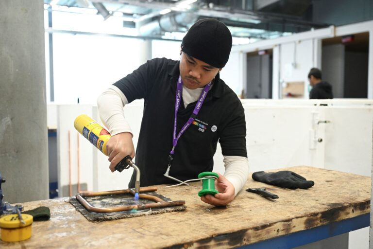 Craignant des pertes d'emplois liées à l'IA, certains jeunes travailleurs britanniques se tournent vers des métiers spécialisés.