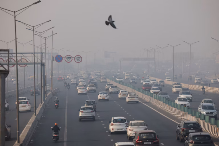 Delhi restreint la circulation et le travail en présentiel pour lutter contre la pollution (AP)