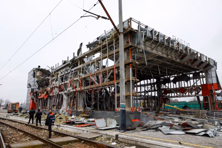 Des drones et missiles russes frappent un nœud ferroviaire près de Kyiv, selon la compagnie ukrainienne (AP)