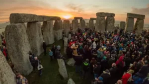 Des milliers de personnes célèbrent le lever du soleil du solstice d’hiver à Stonehenge