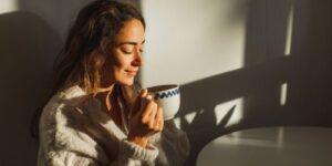 Deux boissons matinales courantes aux effets contrastés sur la densité osseuse des femmes