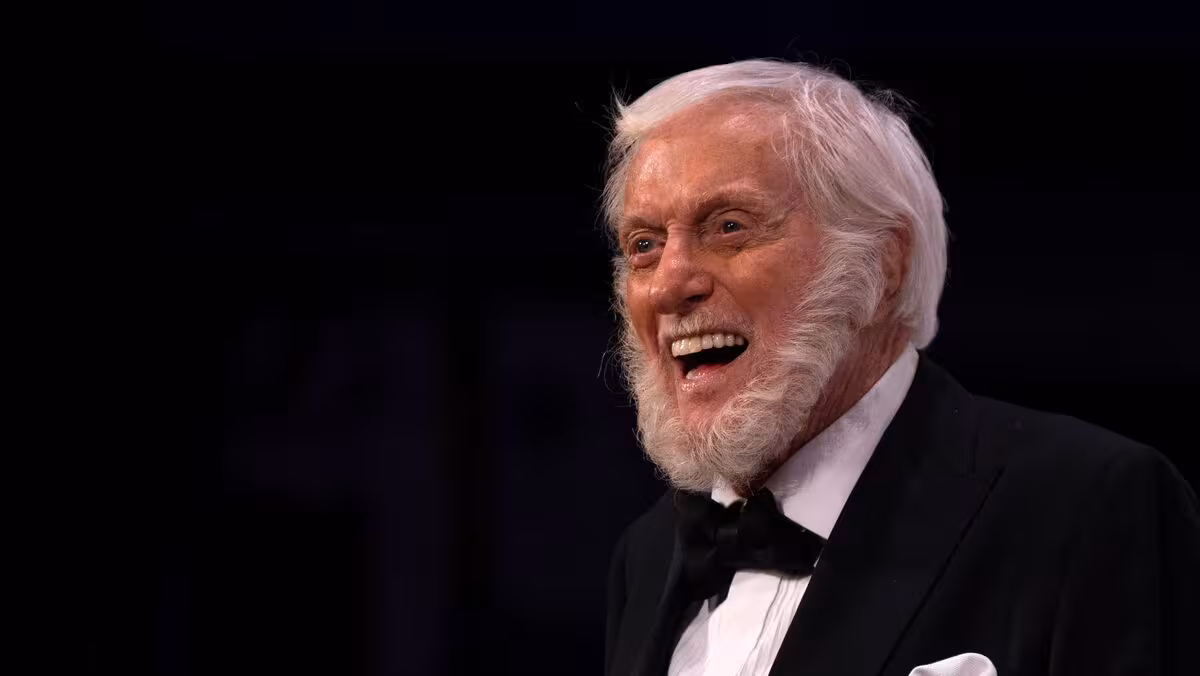 Dick Van Dyke fête ses 100 ans et refuse de s’arrêter - “Un siècle, ce n’est pas suffisant”