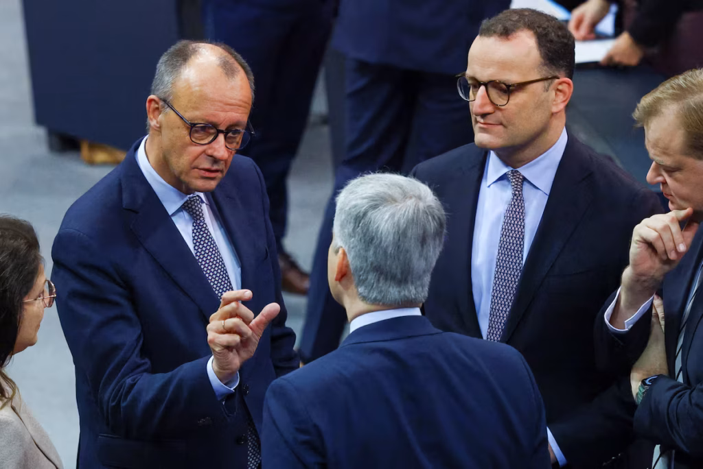 En Allemagne, Merz fait passer sa réforme des retraites, mais la contestation expose ses fragilités politiques (AP)