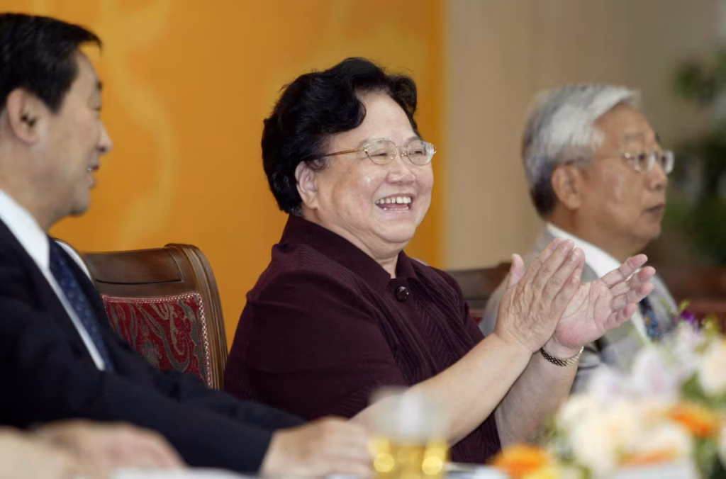 En Chine, les réseaux sociaux s’en prennent à la politique de l’enfant unique après la mort d’une de ses figures clés (AP)