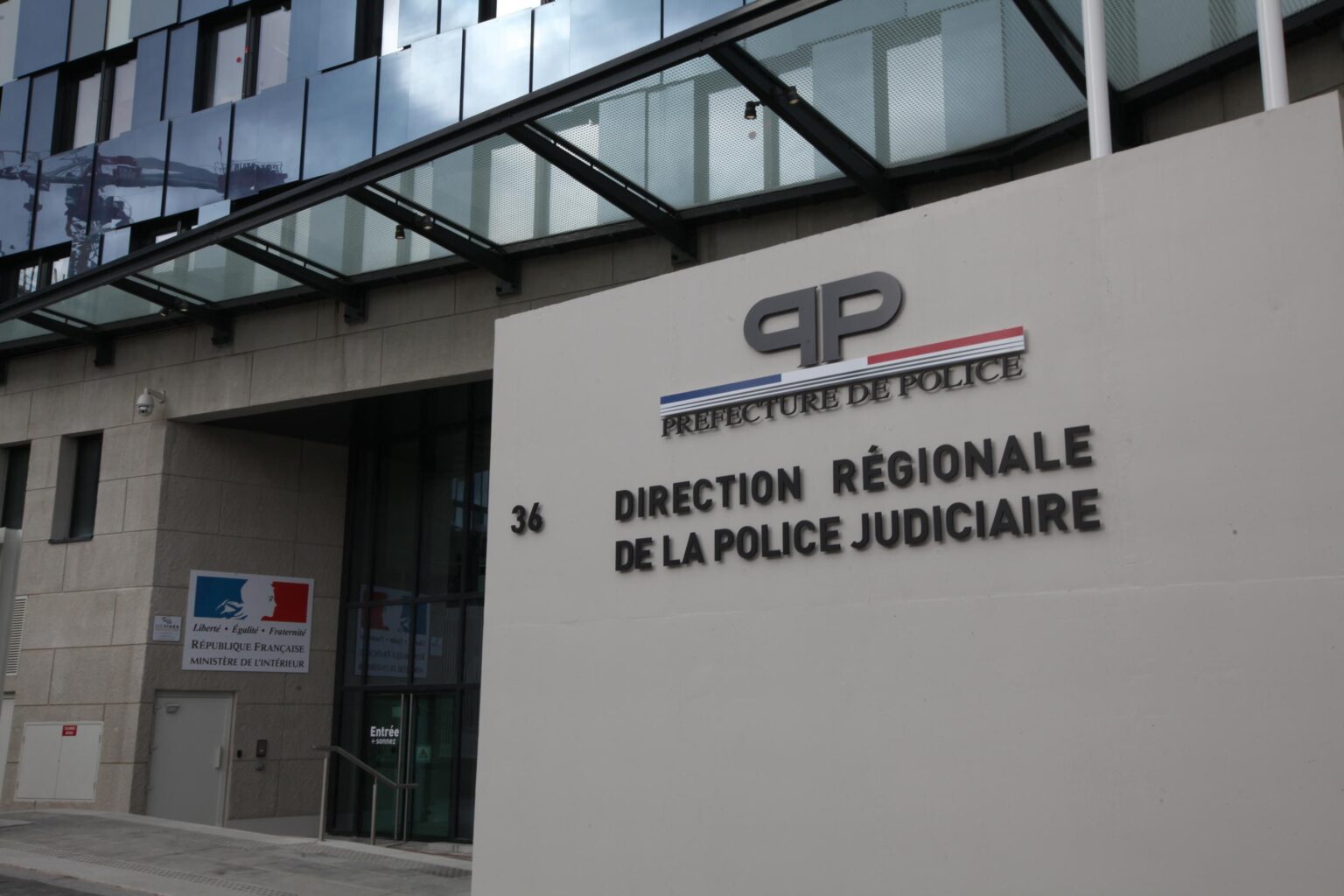 aris : une femme agressée chez elle lors d’un vol de 100 000 euros d’objets de valeur