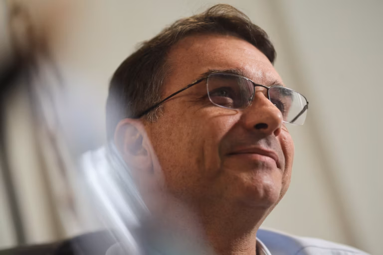 Flavio Bolsonaro promet de modérer l’héritage de son père dans sa course à la présidence