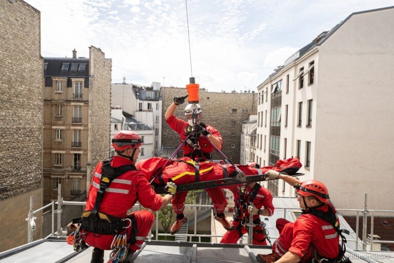 Jour de Noël sous tension : une personne malade extraite d’un immeuble par le haut à Paris