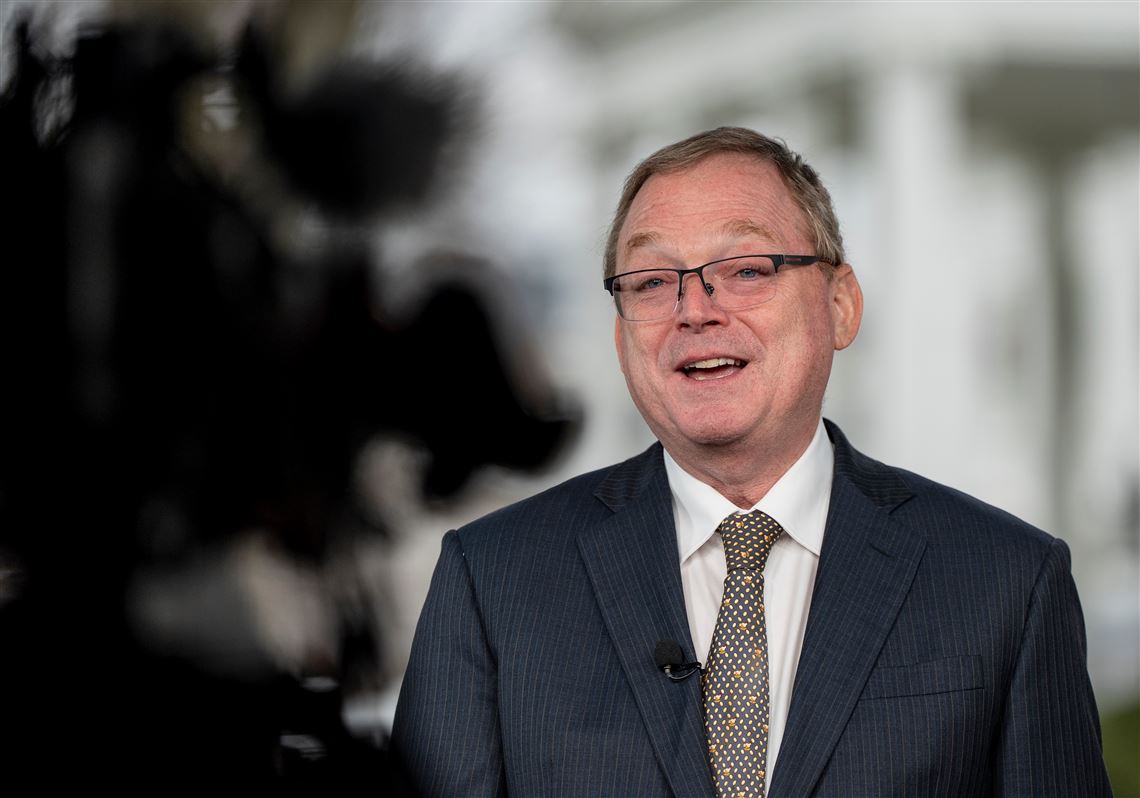 Hassett affirme que la Réserve fédérale peut rejeter les positions de Trump s’il en devient le président (AP)