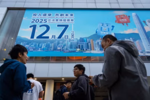 Hong Kong - la participation électorale remonte légèrement malgré la colère après l’incendie meurtrier (AP)