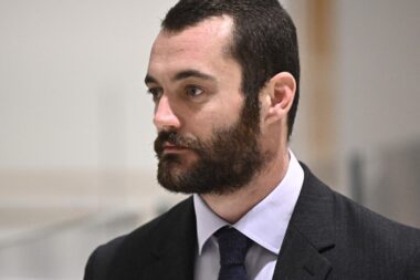 Louis Sarkozy veut supprimer feux rouges et panneaux de signalisation