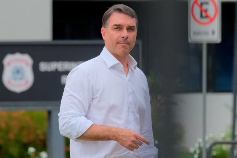 Flávio Bolsonaro courtise les chefs d’entreprise avant la présidentielle brésilienne