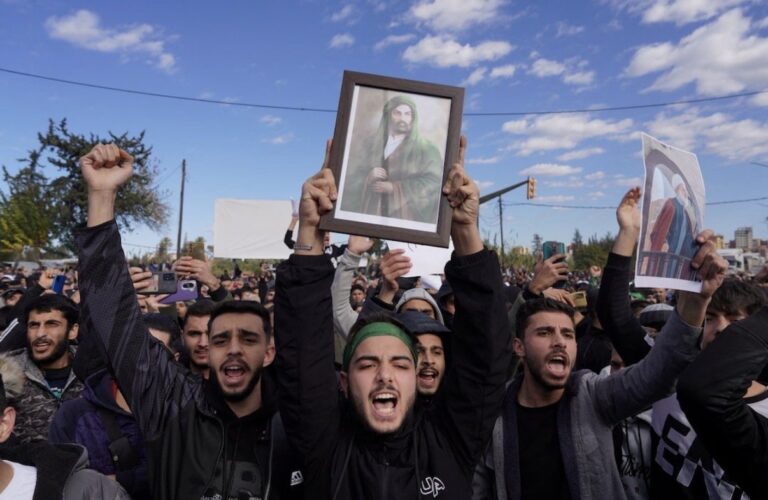 Trois morts dans des manifestations alaouites sur la côte syrienne, selon des responsables locaux