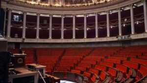 Mineurs isolés, titres de séjour : la gauche fait passer deux textes migratoires… grâce à l’absence de la droite, du centre et du RN