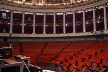 Mineurs isolés, titres de séjour : la gauche fait passer deux textes migratoires… grâce à l’absence de la droite, du centre et du RN