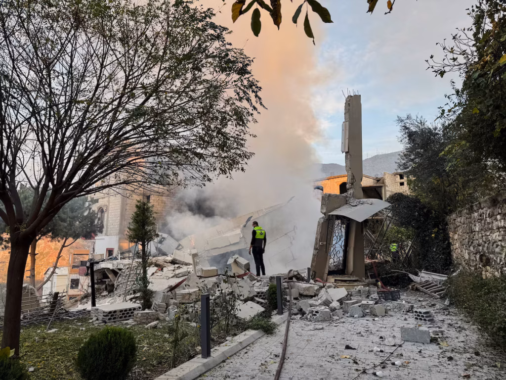 Israël dit avoir frappé deux villes du sud du Liban après des ordres d’évacuation (AP)