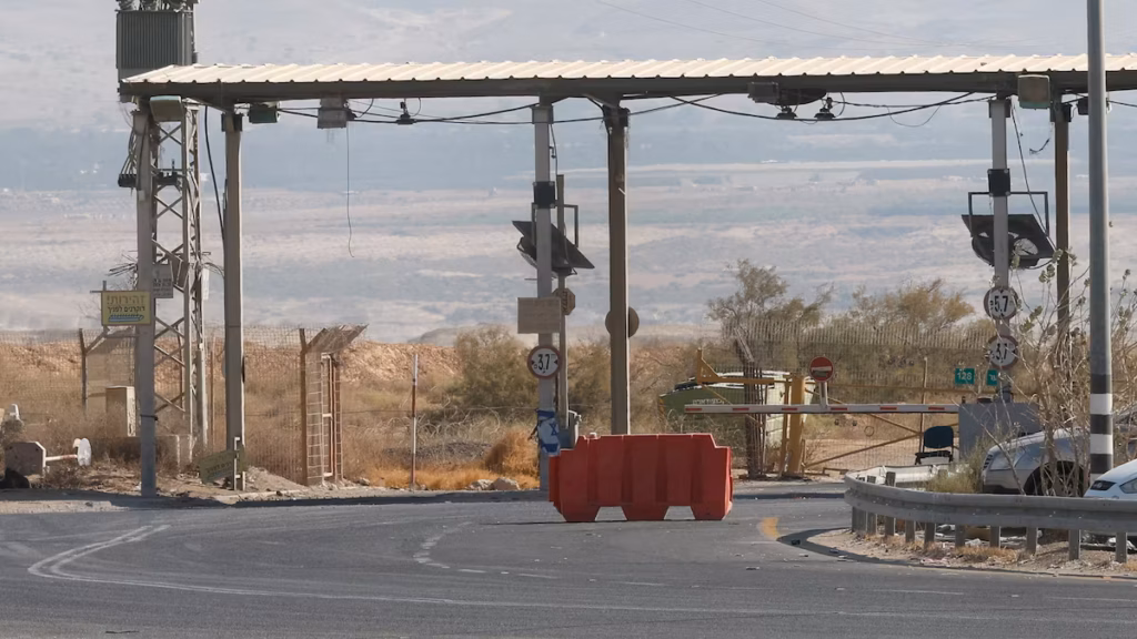 Israël va rouvrir le point de passage d’Allenby avec la Jordanie pour le transit de l’aide et des marchandises (AP)