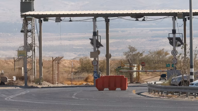 Israël va rouvrir le point de passage d’Allenby avec la Jordanie pour le transit de l’aide et des marchandises (AP)