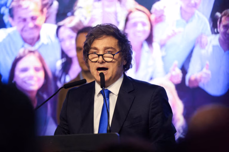 Javier Milei attendu au Royaume-Uni au printemps, sur fond de discussions sensibles autour des Malouines (AP)