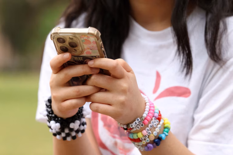 L’Australie prédit un effet domino mondial après l’interdiction des réseaux sociaux pour les moins de 16 ans (AP)